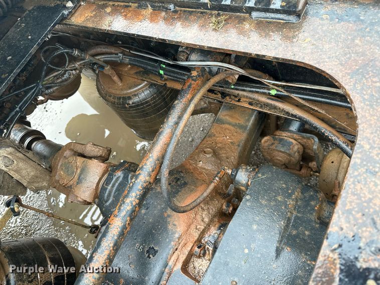 image for item LG9123 2000 Freightliner FLD  semi truck