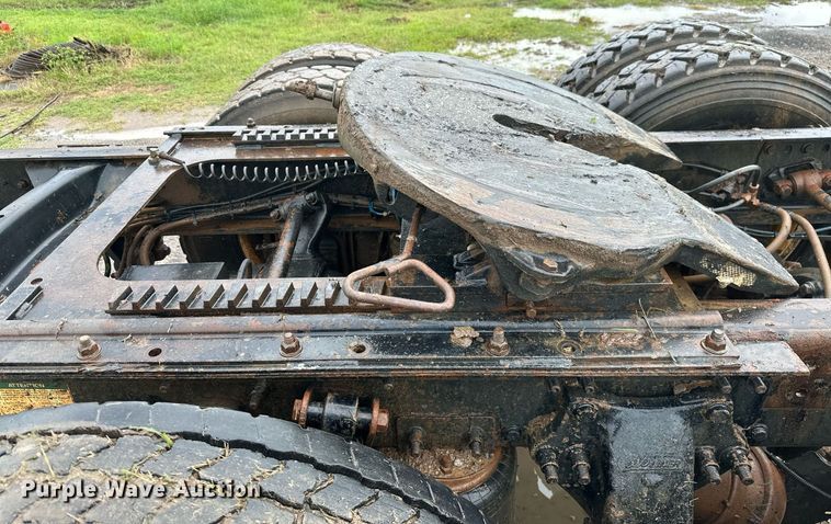 image for item LG9123 2000 Freightliner FLD  semi truck