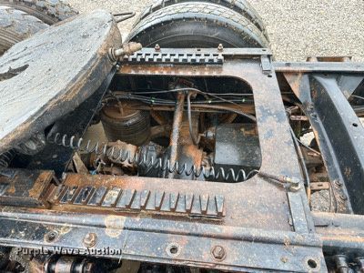 image for item LG9123 2000 Freightliner FLD  semi truck