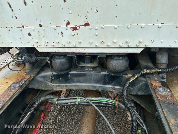 image for item LG9123 2000 Freightliner FLD  semi truck