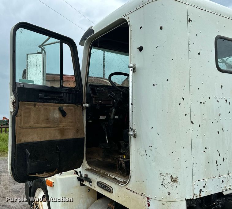 image for item LG9123 2000 Freightliner FLD  semi truck