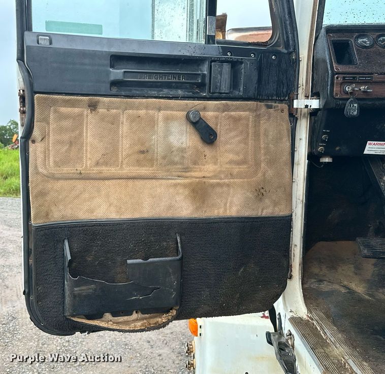 image for item LG9123 2000 Freightliner FLD  semi truck