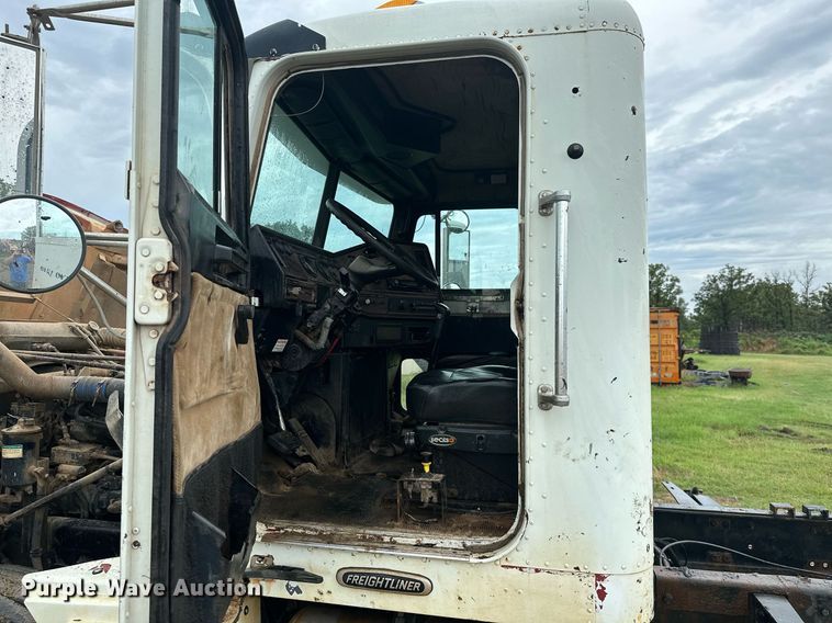 image for item LG9123 2000 Freightliner FLD  semi truck