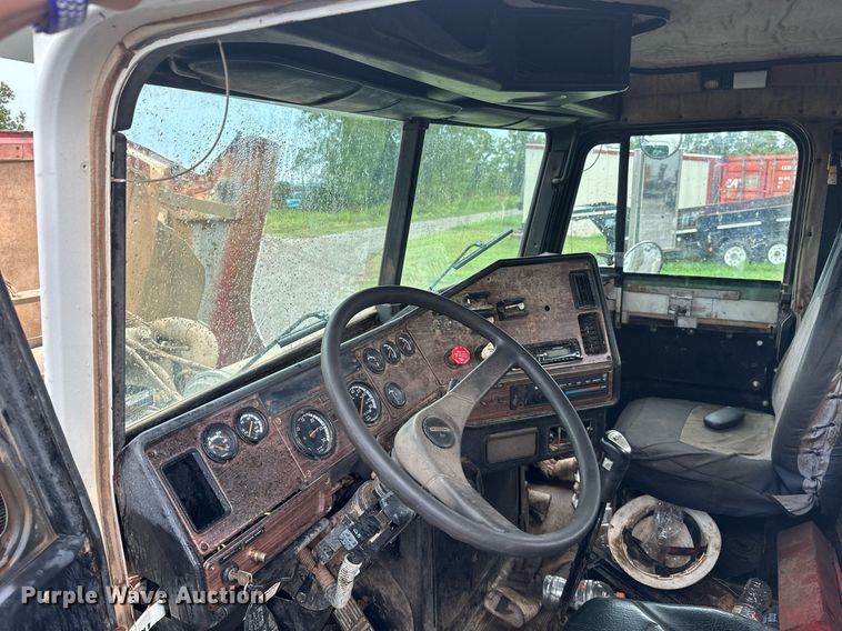 image for item LG9123 2000 Freightliner FLD  semi truck