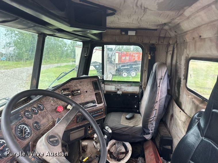 image for item LG9123 2000 Freightliner FLD  semi truck