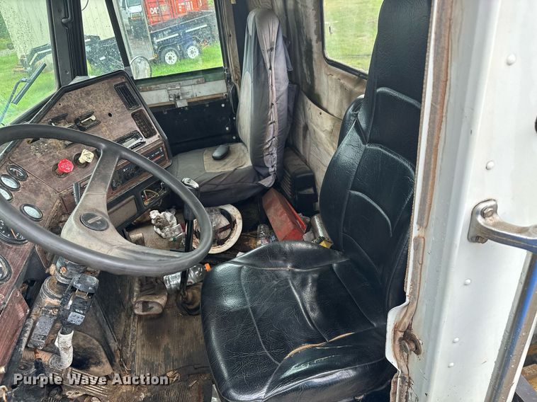 image for item LG9123 2000 Freightliner FLD  semi truck