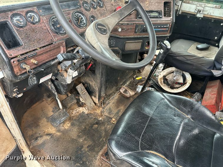 image for item LG9123 2000 Freightliner FLD  semi truck