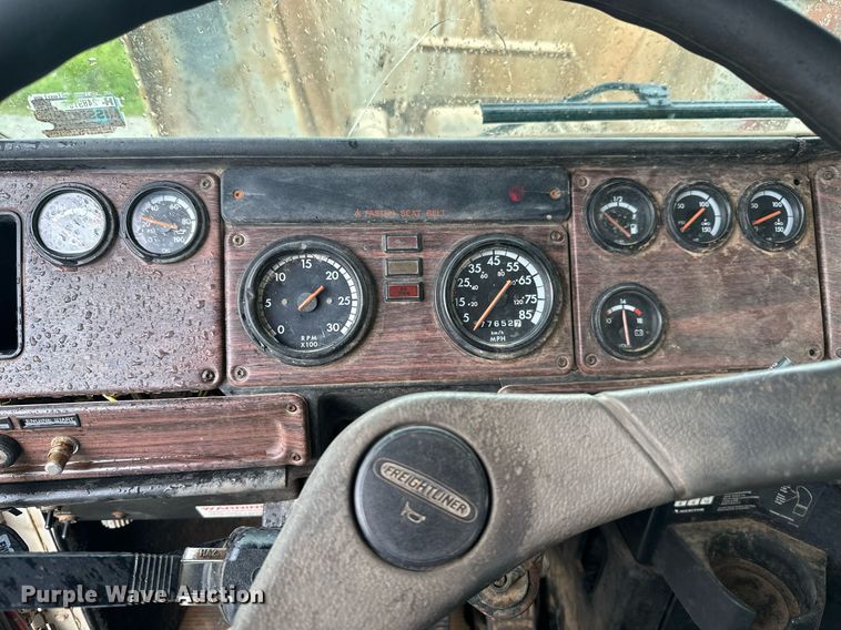 image for item LG9123 2000 Freightliner FLD  semi truck