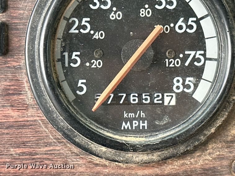 image for item LG9123 2000 Freightliner FLD  semi truck