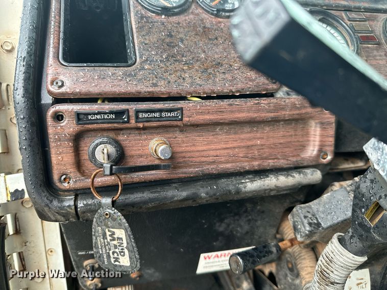 image for item LG9123 2000 Freightliner FLD  semi truck