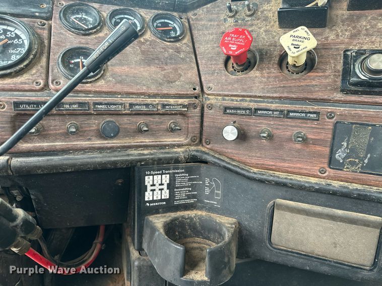 image for item LG9123 2000 Freightliner FLD  semi truck