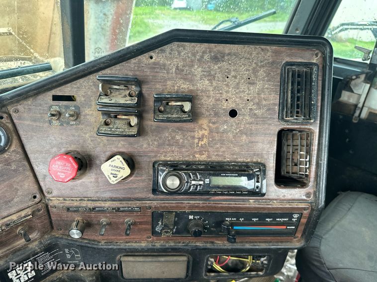 image for item LG9123 2000 Freightliner FLD  semi truck