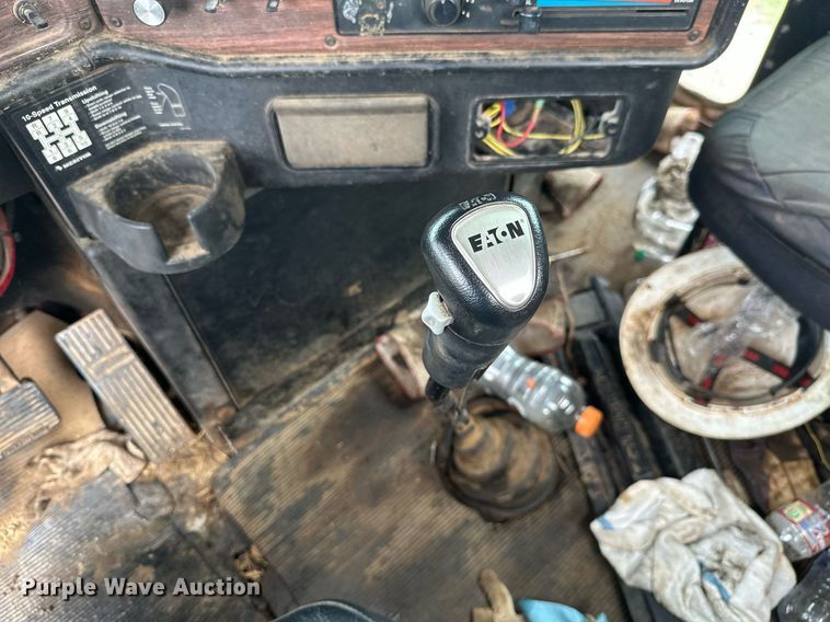 image for item LG9123 2000 Freightliner FLD  semi truck