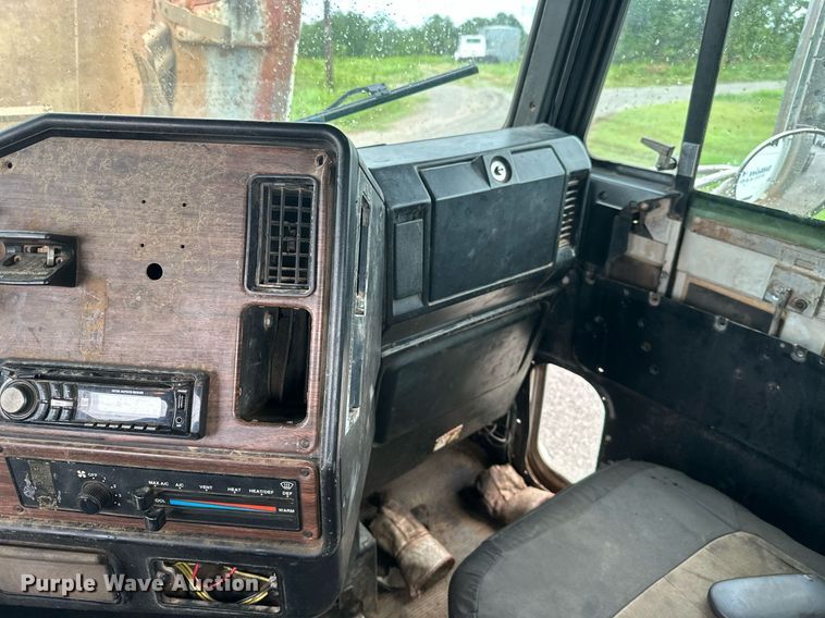 image for item LG9123 2000 Freightliner FLD  semi truck