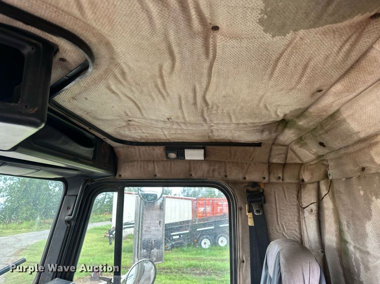 image for item LG9123 2000 Freightliner FLD  semi truck