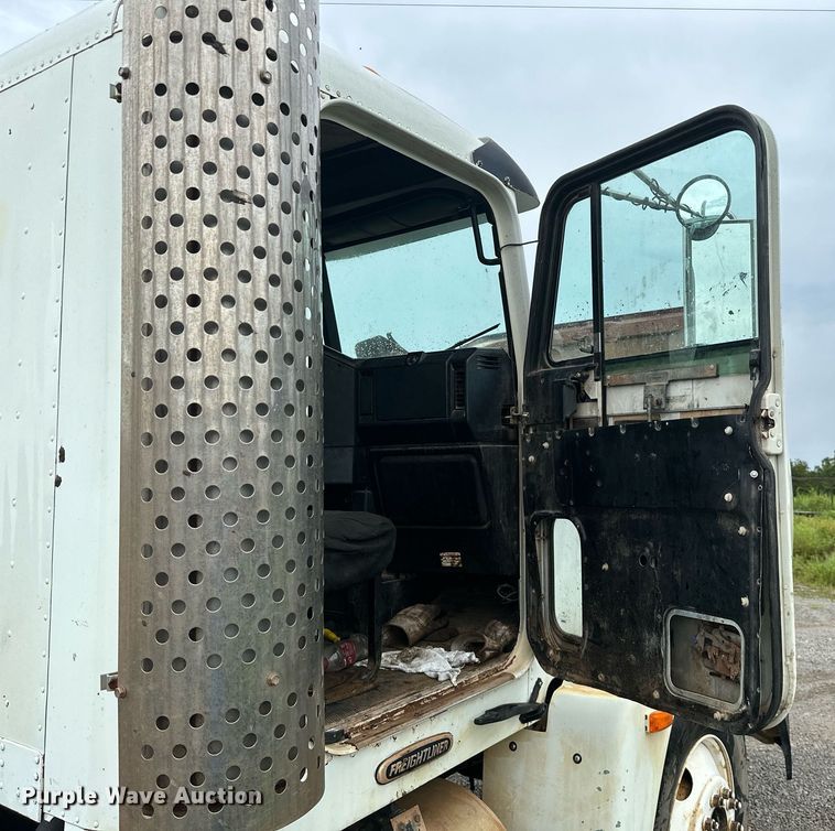 image for item LG9123 2000 Freightliner FLD  semi truck