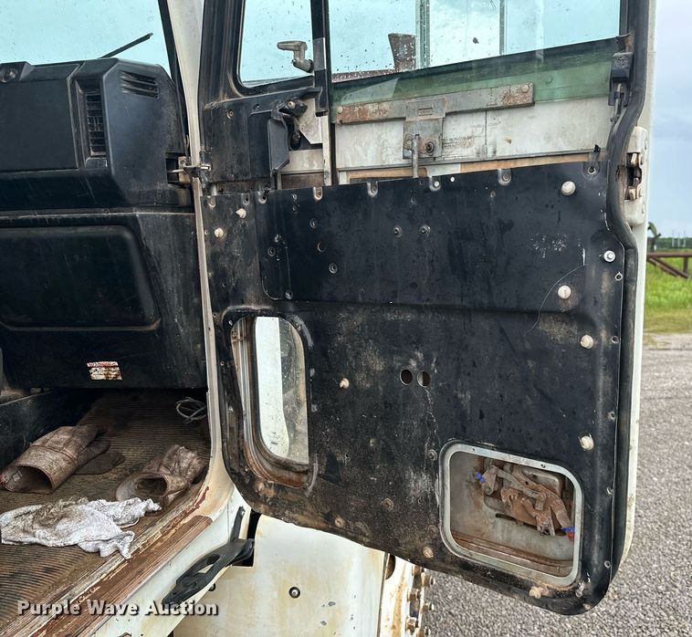 image for item LG9123 2000 Freightliner FLD  semi truck