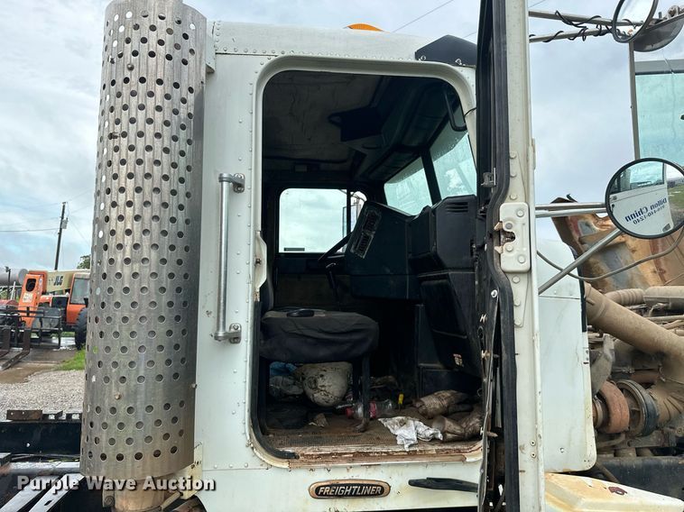 image for item LG9123 2000 Freightliner FLD  semi truck