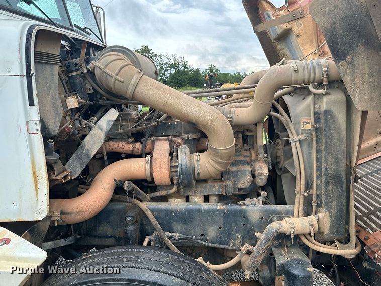 image for item LG9123 2000 Freightliner FLD  semi truck