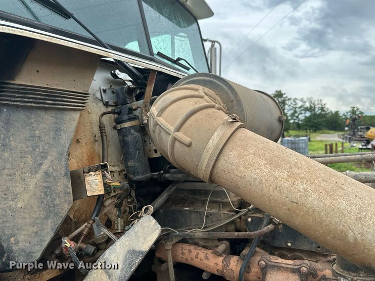 image for item LG9123 2000 Freightliner FLD  semi truck