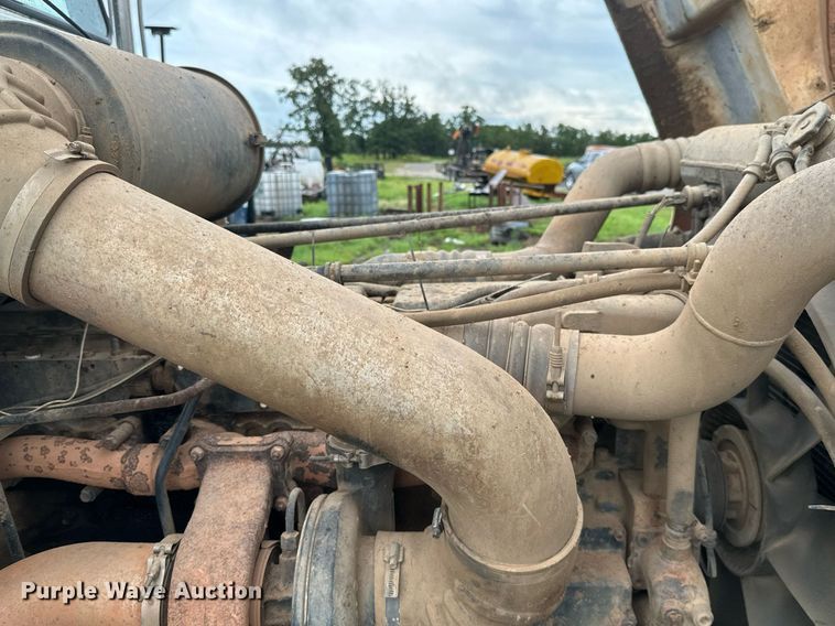 image for item LG9123 2000 Freightliner FLD  semi truck