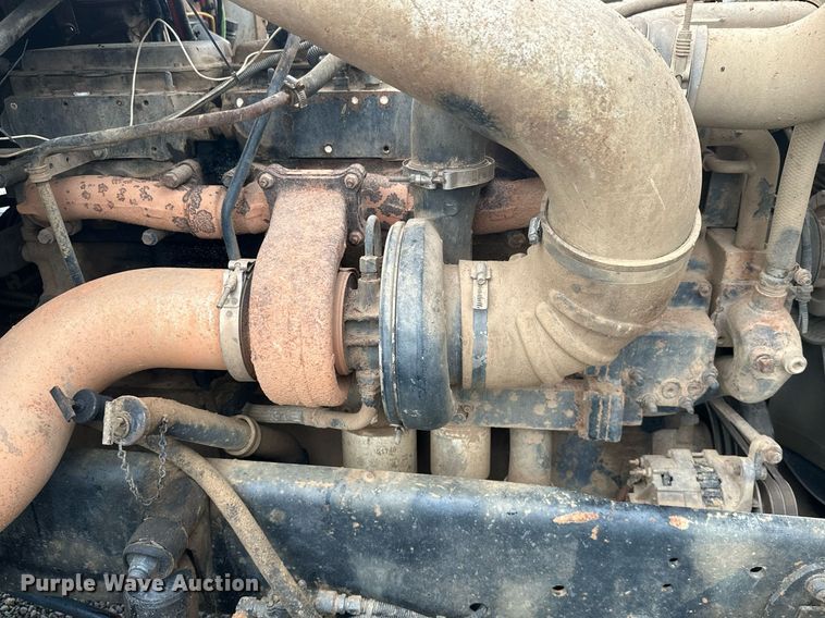 image for item LG9123 2000 Freightliner FLD  semi truck