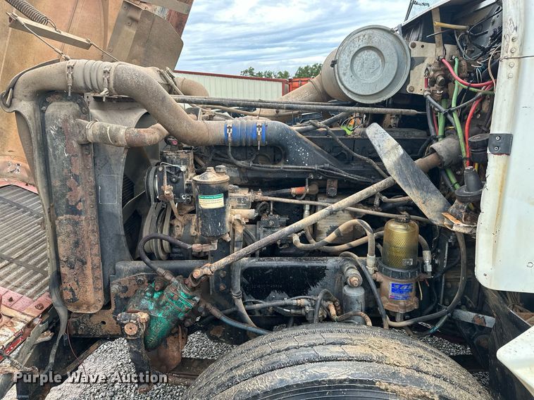 image for item LG9123 2000 Freightliner FLD  semi truck