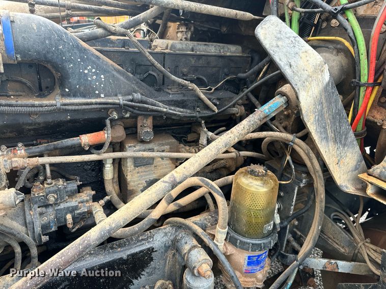 image for item LG9123 2000 Freightliner FLD  semi truck