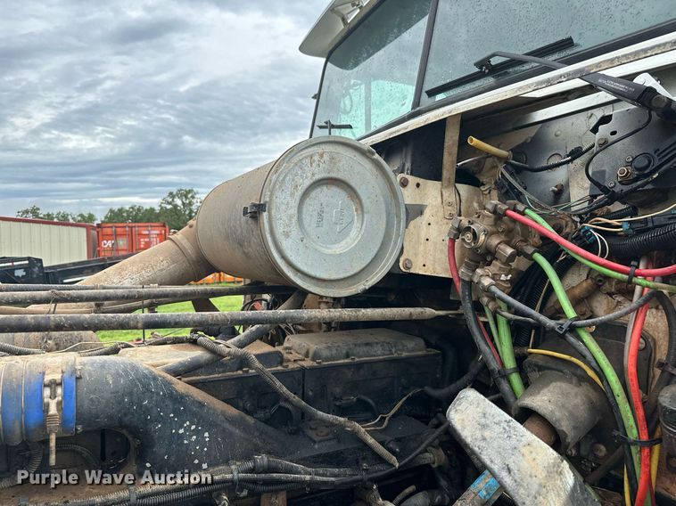 image for item LG9123 2000 Freightliner FLD  semi truck