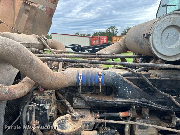 image for item LG9123 2000 Freightliner FLD  semi truck