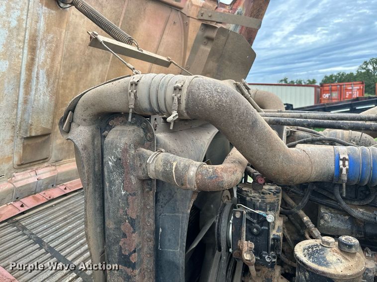 image for item LG9123 2000 Freightliner FLD  semi truck