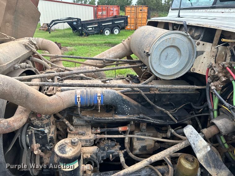 image for item LG9123 2000 Freightliner FLD  semi truck