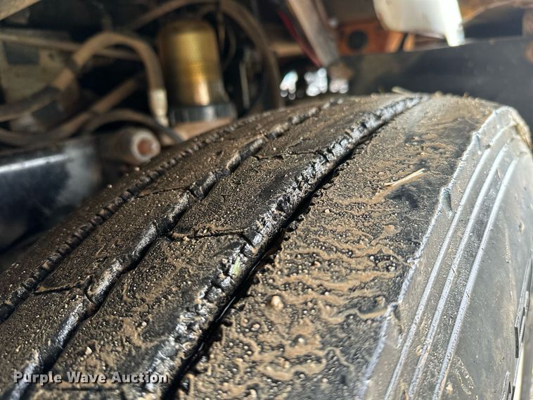 image for item LG9123 2000 Freightliner FLD  semi truck