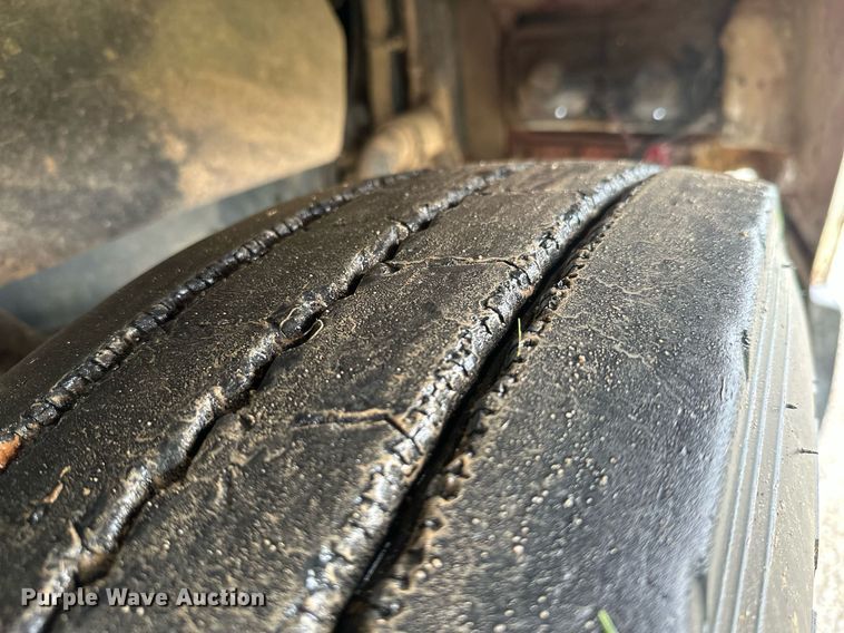 image for item LG9123 2000 Freightliner FLD  semi truck