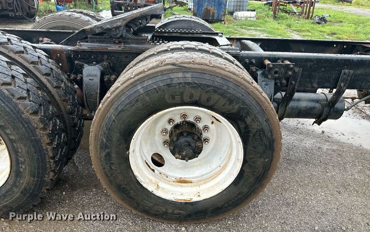 image for item LG9123 2000 Freightliner FLD  semi truck