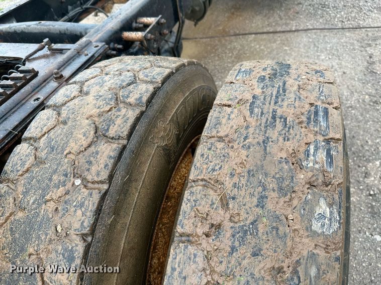 image for item LG9123 2000 Freightliner FLD  semi truck