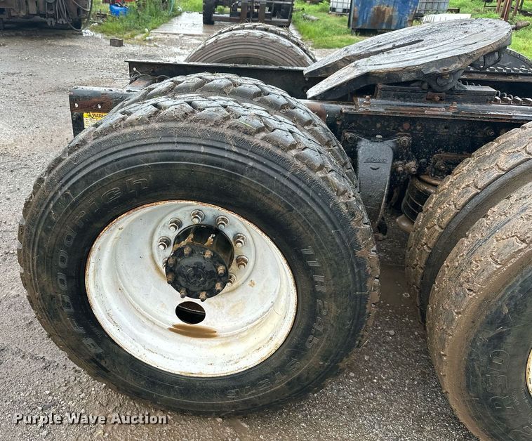 image for item LG9123 2000 Freightliner FLD  semi truck