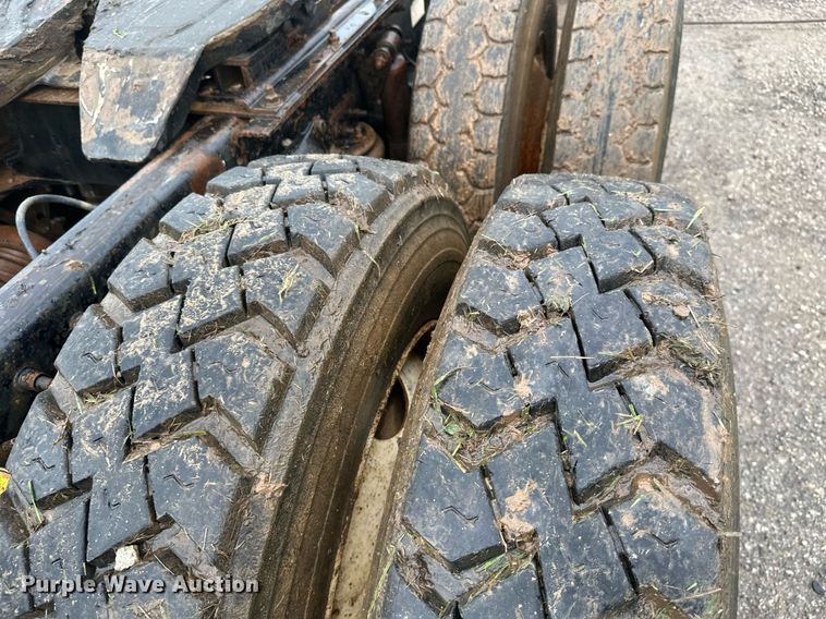 image for item LG9123 2000 Freightliner FLD  semi truck