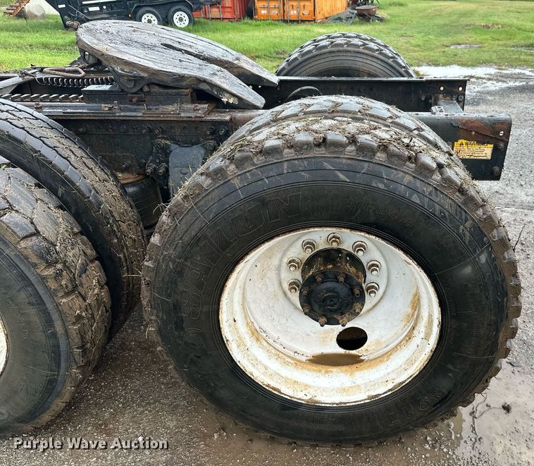 image for item LG9123 2000 Freightliner FLD  semi truck