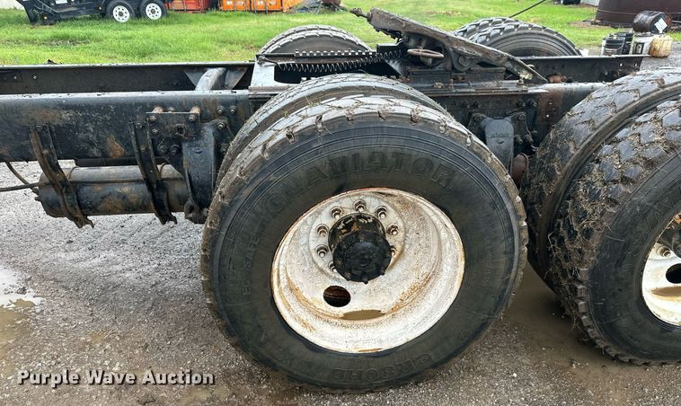 image for item LG9123 2000 Freightliner FLD  semi truck