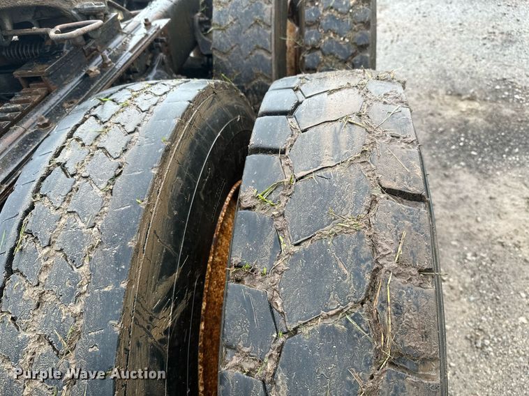 image for item LG9123 2000 Freightliner FLD  semi truck