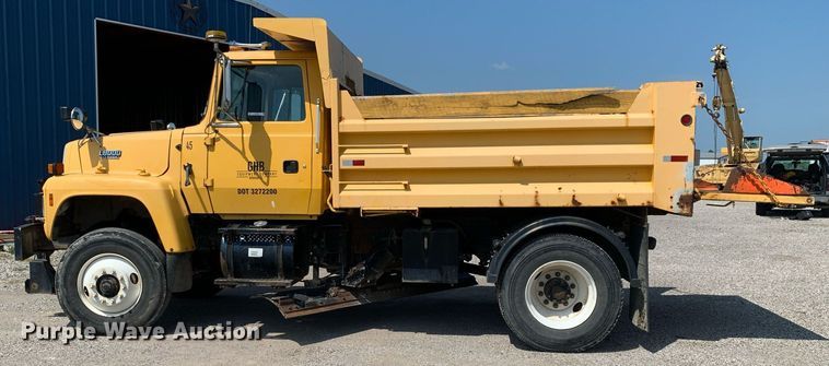 image for item LH9735 1994 Ford L8000  dump truck