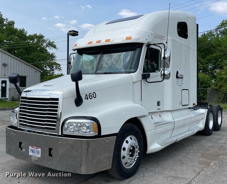 image for item LJ9682 2004 Freightliner Century Class  semi truck