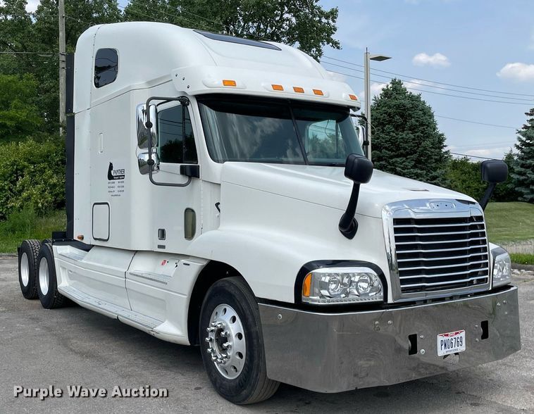 image for item LJ9682 2004 Freightliner Century Class  semi truck