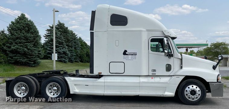 image for item LJ9682 2004 Freightliner Century Class  semi truck