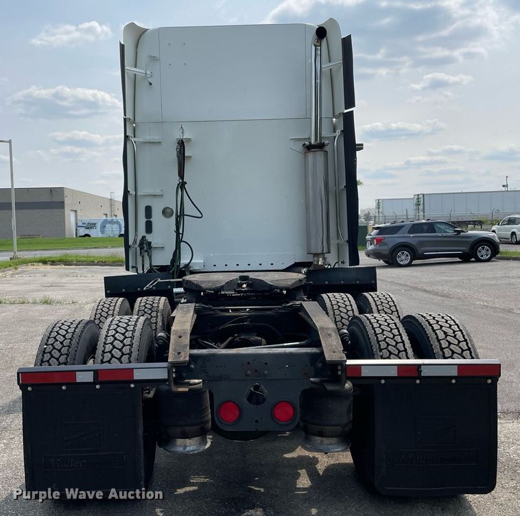 image for item LJ9682 2004 Freightliner Century Class  semi truck