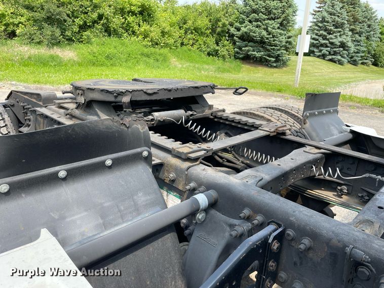 image for item LJ9682 2004 Freightliner Century Class  semi truck