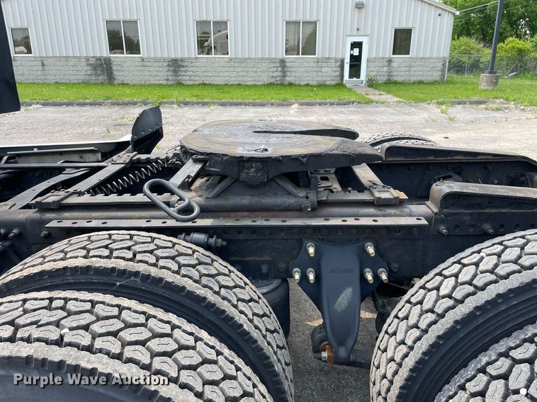 image for item LJ9682 2004 Freightliner Century Class  semi truck