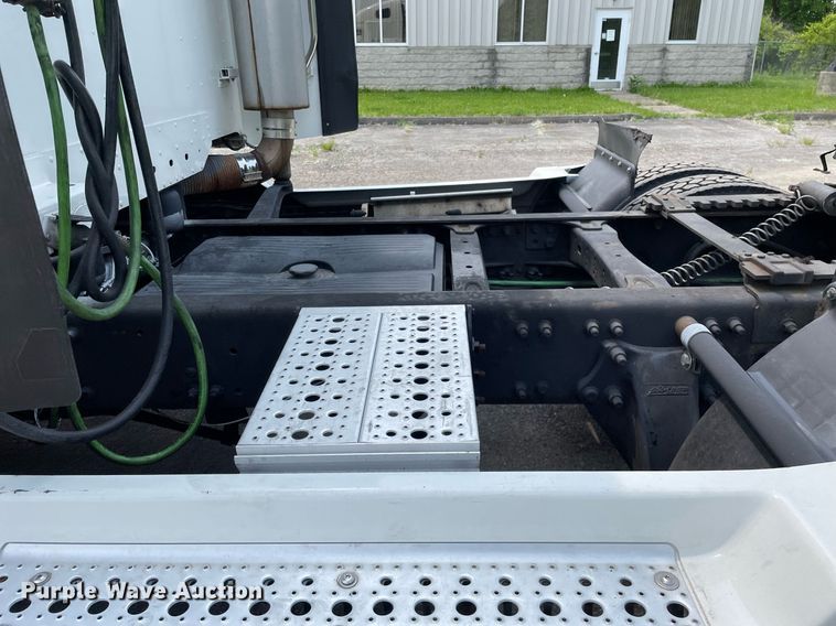 image for item LJ9682 2004 Freightliner Century Class  semi truck