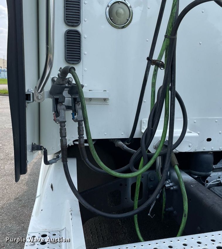 image for item LJ9682 2004 Freightliner Century Class  semi truck